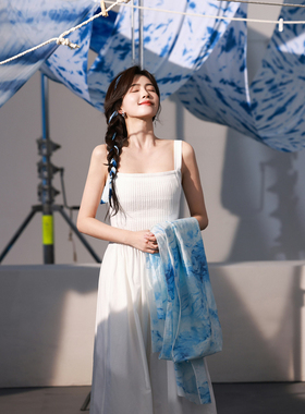 【白鹿同款】squarecircle方圆白色风琴褶后背镂空吊带度假连衣裙