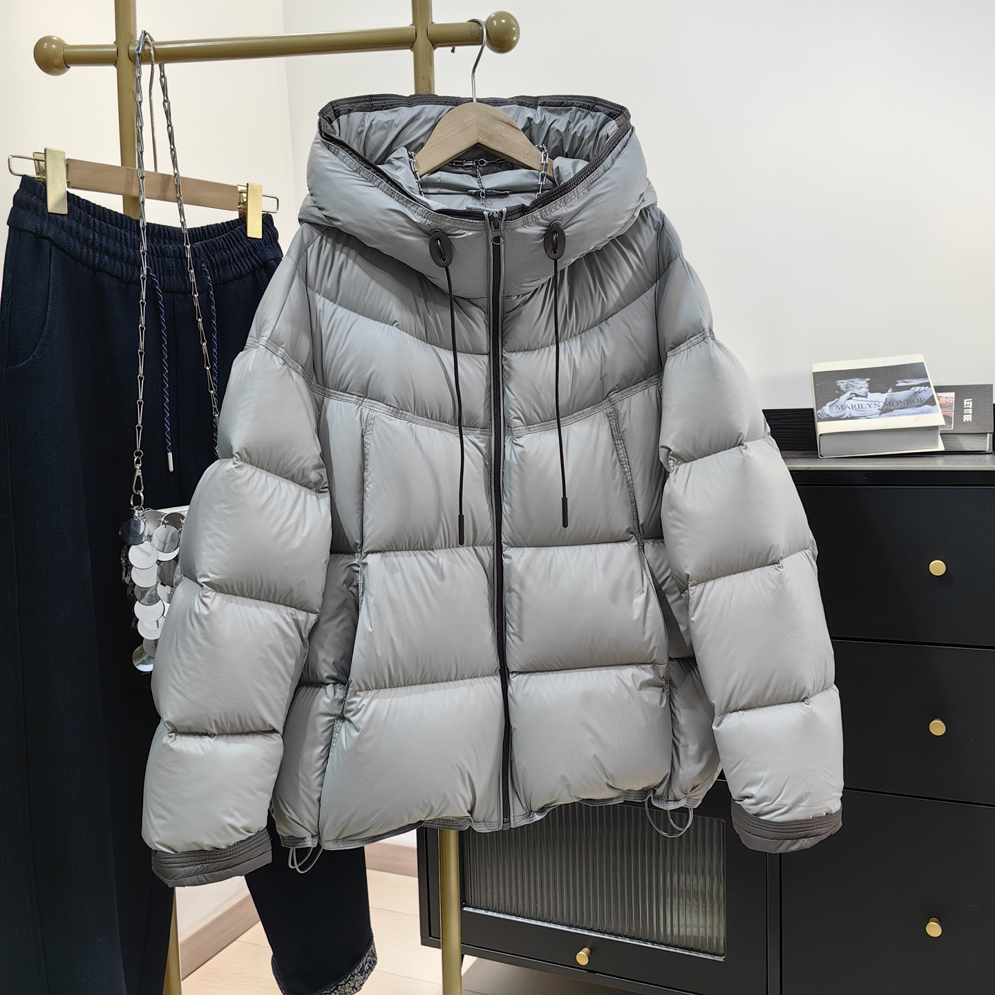 浅灰色连帽羽绒服女冬2025新款韩版休闲宽松加厚保暖撞色鸭绒外套