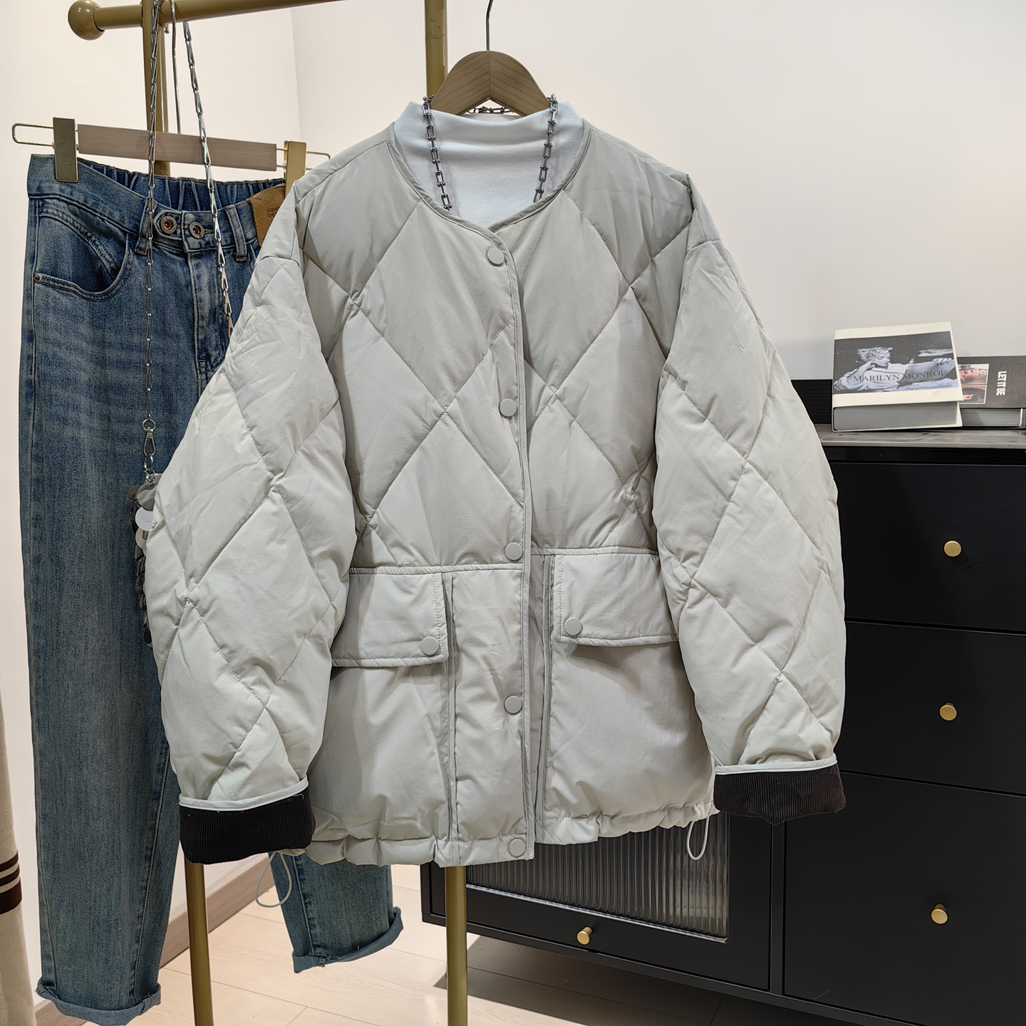 米杏色菱形格压线圆领羽绒服女冬