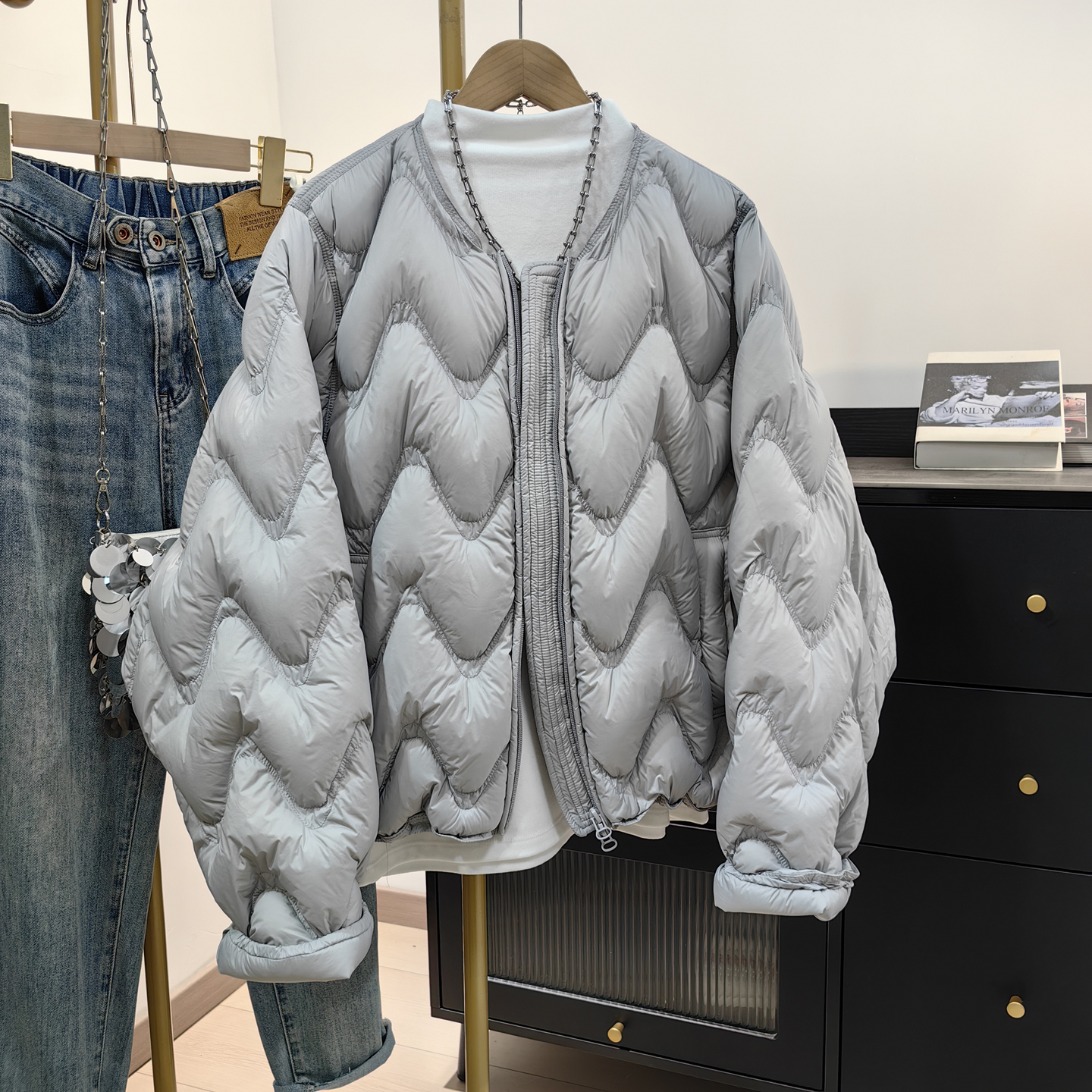 高级灰波浪纹蝙蝠袖羽绒服女宽松