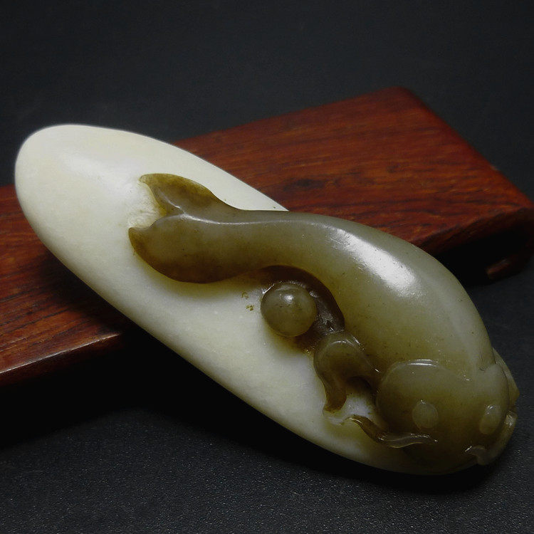 天然新疆和田玉皮料苏工巧雕糖玉小鲶鱼年年有余挂件玉吊坠