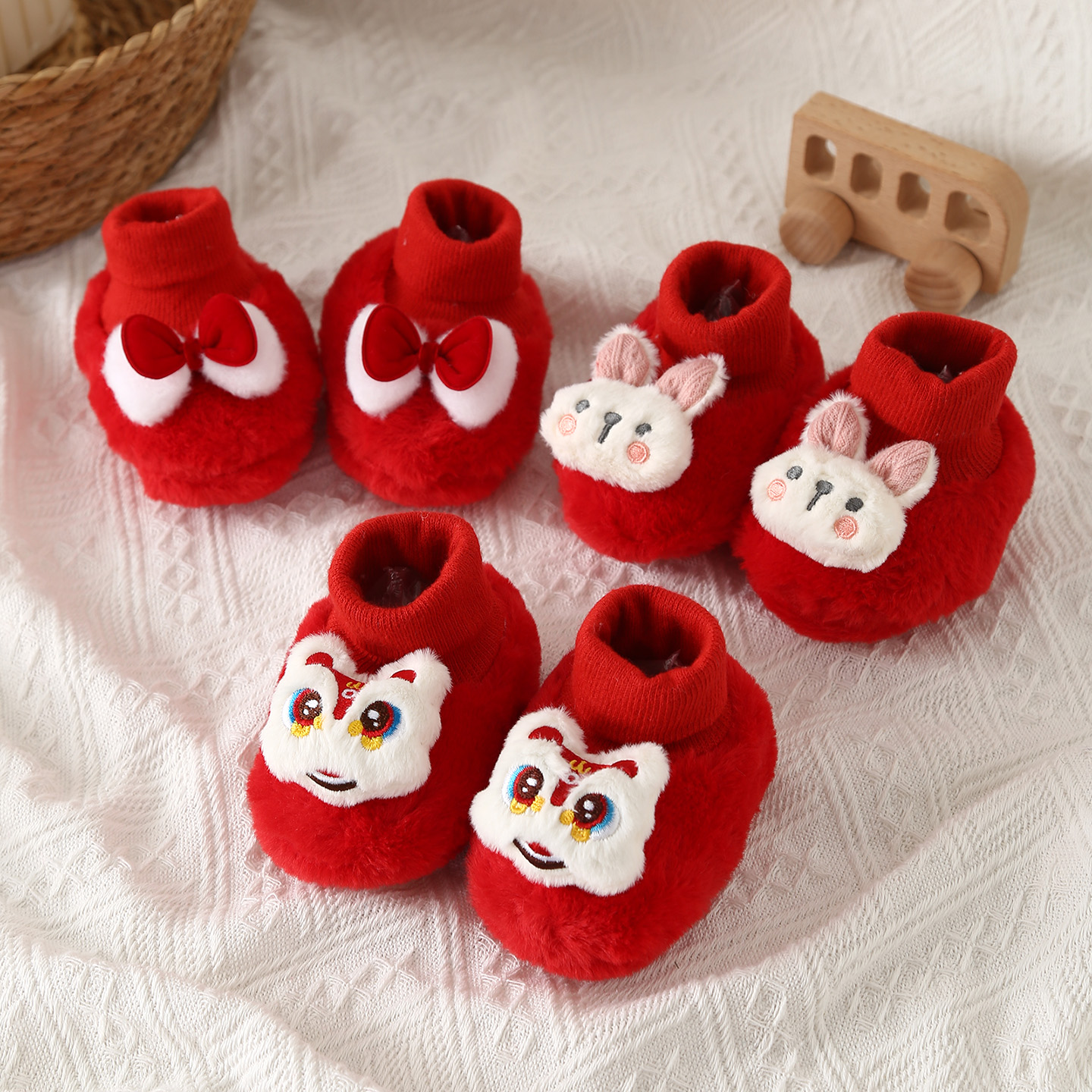 婴儿秋冬加绒保暖男女宝宝长筒步前鞋可爱新年红色鞋袜新生儿0-12