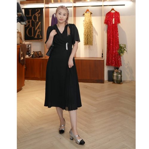 【设计总监然姐】EITIE爱特爱流苏腰饰压褶V领通勤黑色连衣裙