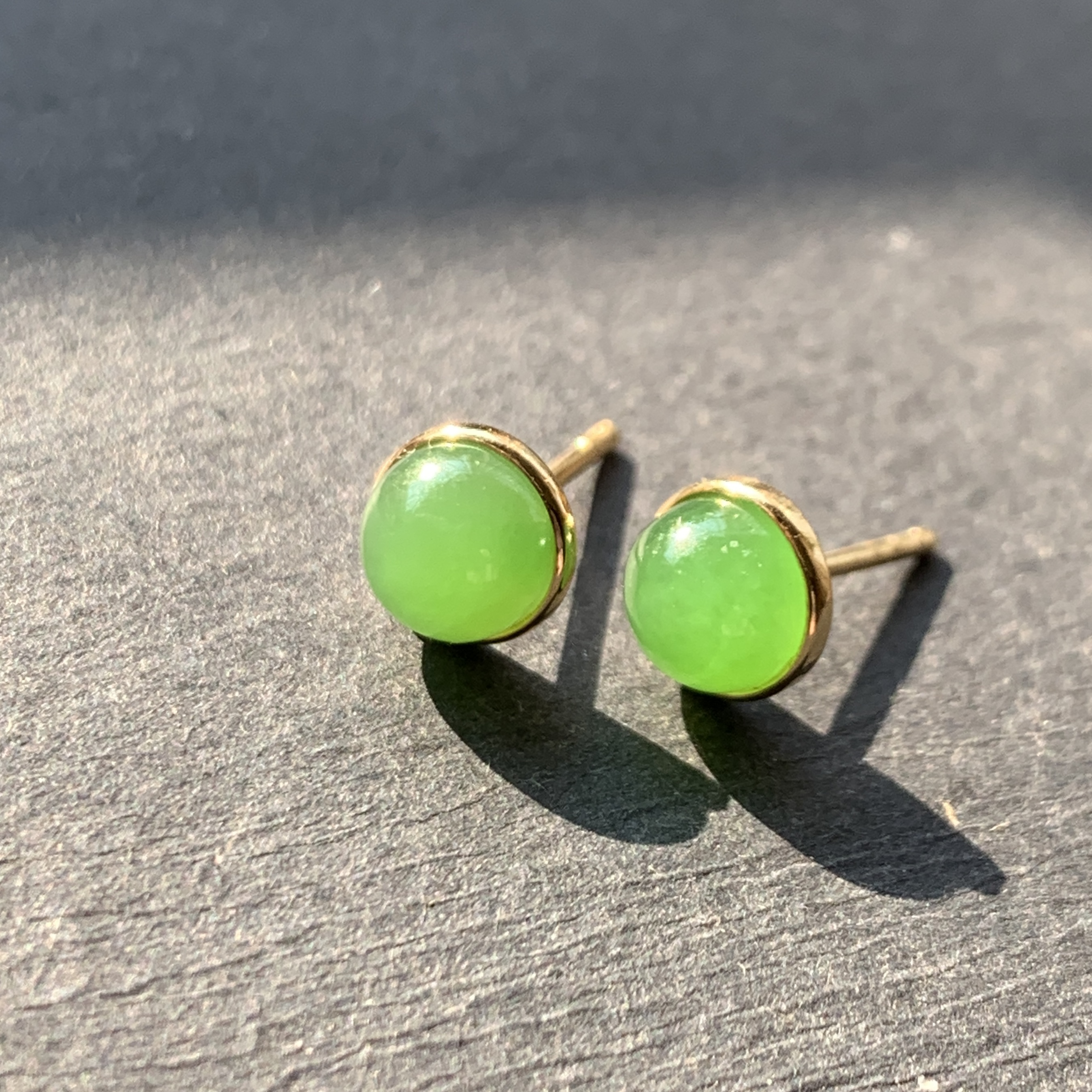 和田玉碧玉苹果绿耳钉乌兰乌德苹果绿圆面耳钉耳饰耳环18k金6mm