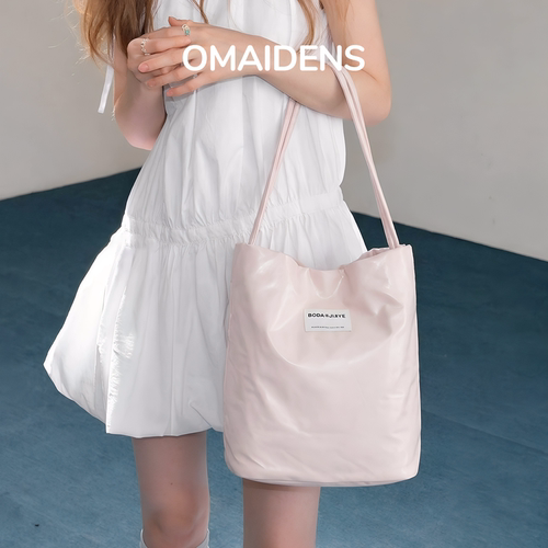 小众设计粉色光泽感缎面水桶包女