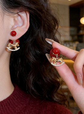 马上来财~新年款前后大小红色珠子小马耳钉 马年摇摇马氛围感耳环