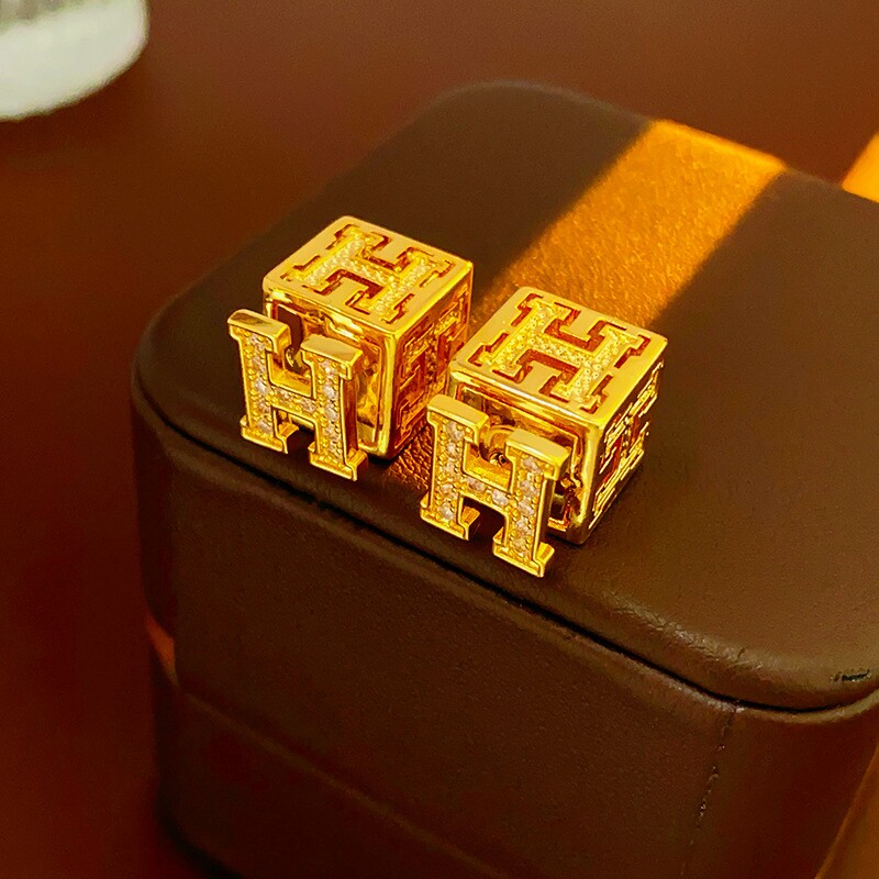 真金电镀银针锆石方形字母镂空耳环个性金属耳钉轻奢高级感耳饰女