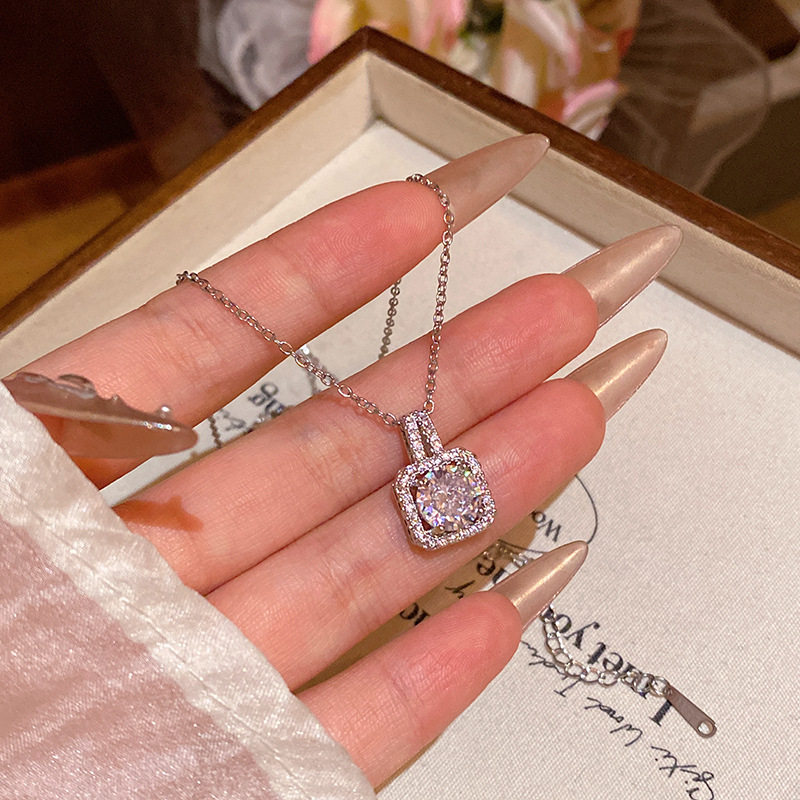 轻奢小众高级感精致大锆石吊坠锁骨链个性百搭气质方锆钛钢项链