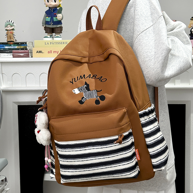 大容量时尚百搭轻便户外双肩包