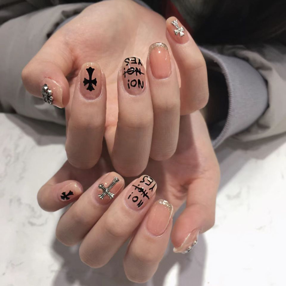 短款y2k甜酷千禧辣妹黑粉配色文字美甲魔镜粉美甲孕妇可用可拆卸