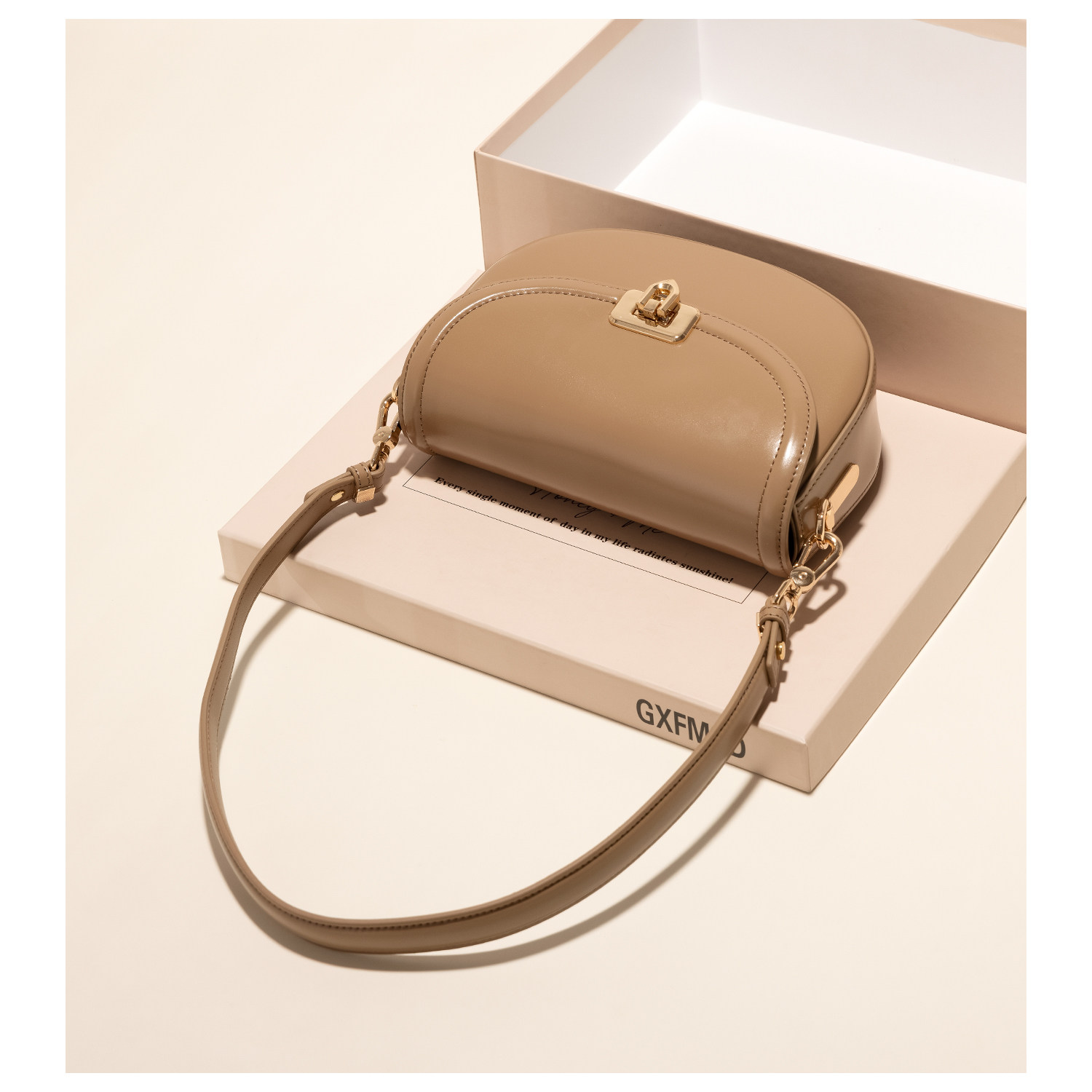 GXFMOD小众设计轻奢牛皮腋下马鞍包2025春夏气质法棍包单肩斜挎包,箱包皮具/热销女包/男包,马鞍包,淘宝优惠券,粉丝福利购,淘宝优惠卷