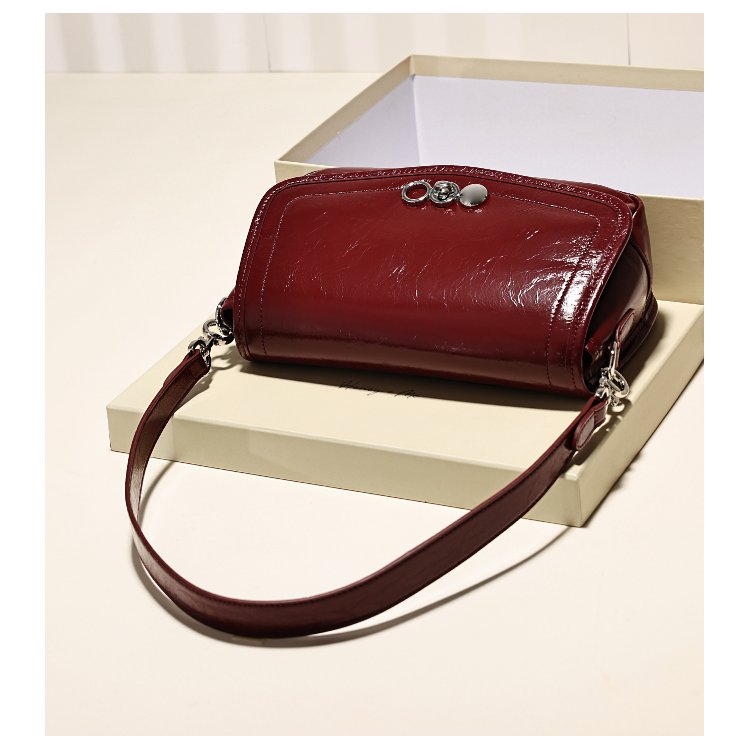 GXFMOD小众品牌高级感牛皮法棍包2025新款通勤腋下包单肩斜挎女包