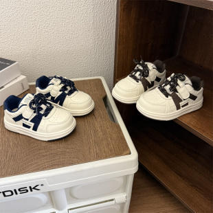 8676儿童小白鞋2026春款男女童宝宝轻便休闲鞋1-3岁软底防滑板鞋