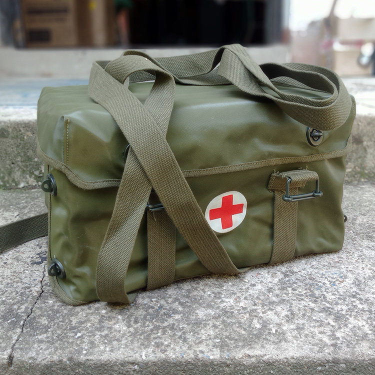 70年代军绿防水骑兵医疗包 摩托车自行车边挎包 收藏包（带铝箱）