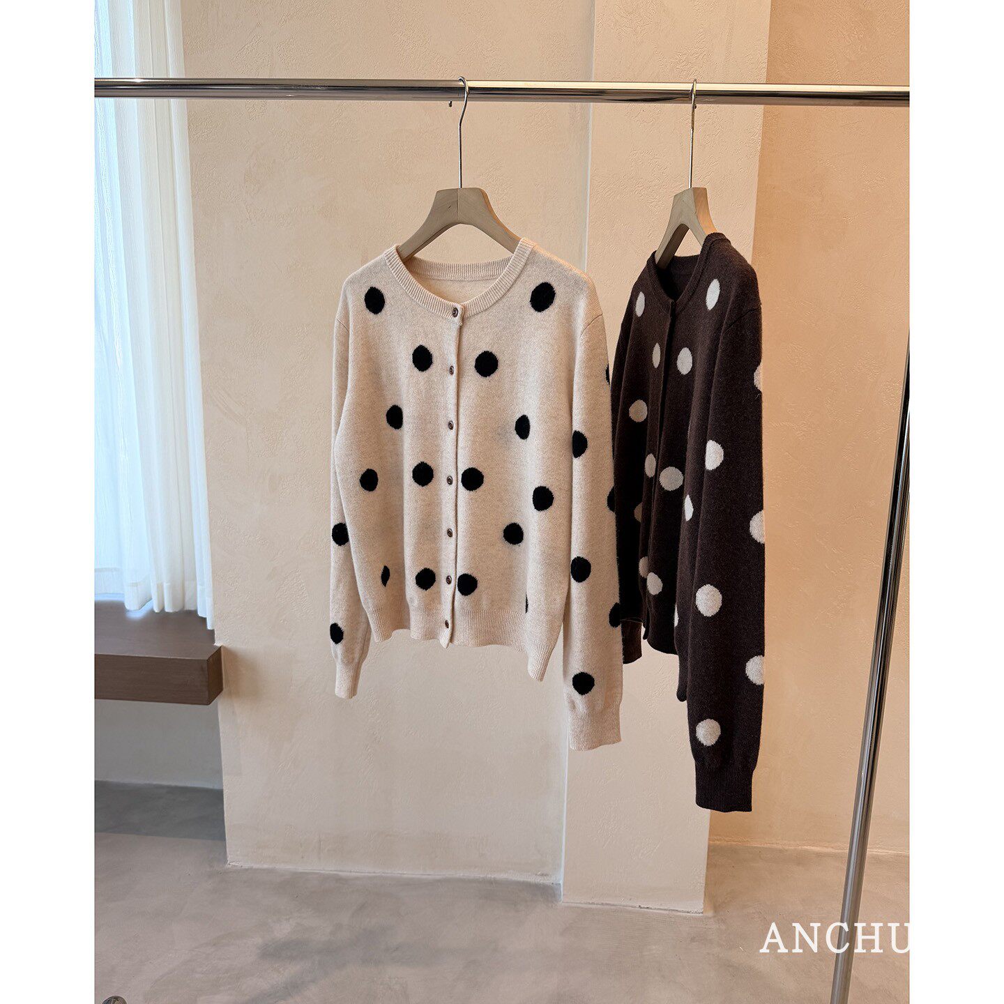 ANCHUDSS  既经典又不过时！羊绒羊毛波点针织开衫减龄毛衣外套
