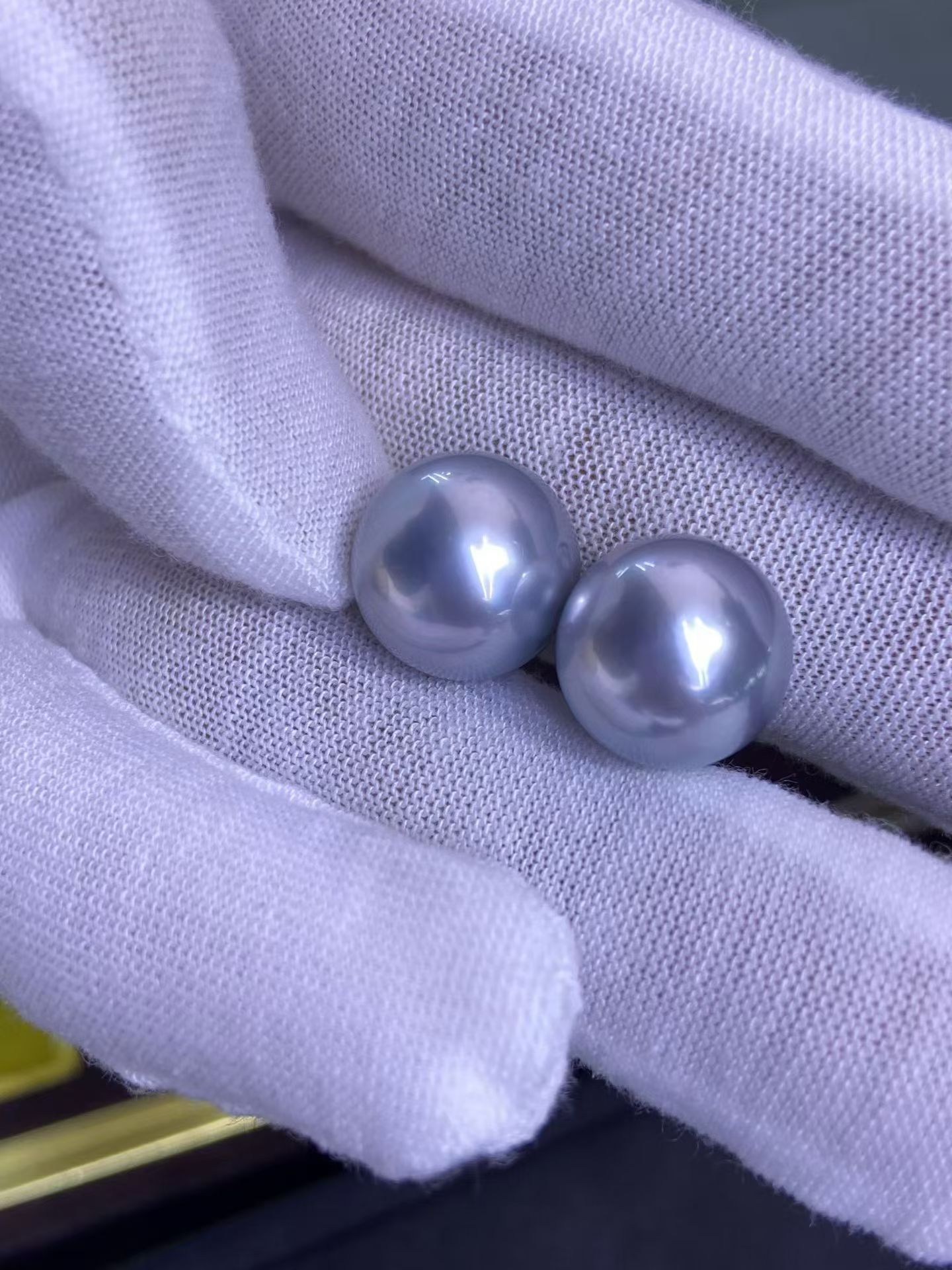 大溪地铂金灰珍珠，正圆强光，微微瑕，蓝灰色高性价比，仅次一对