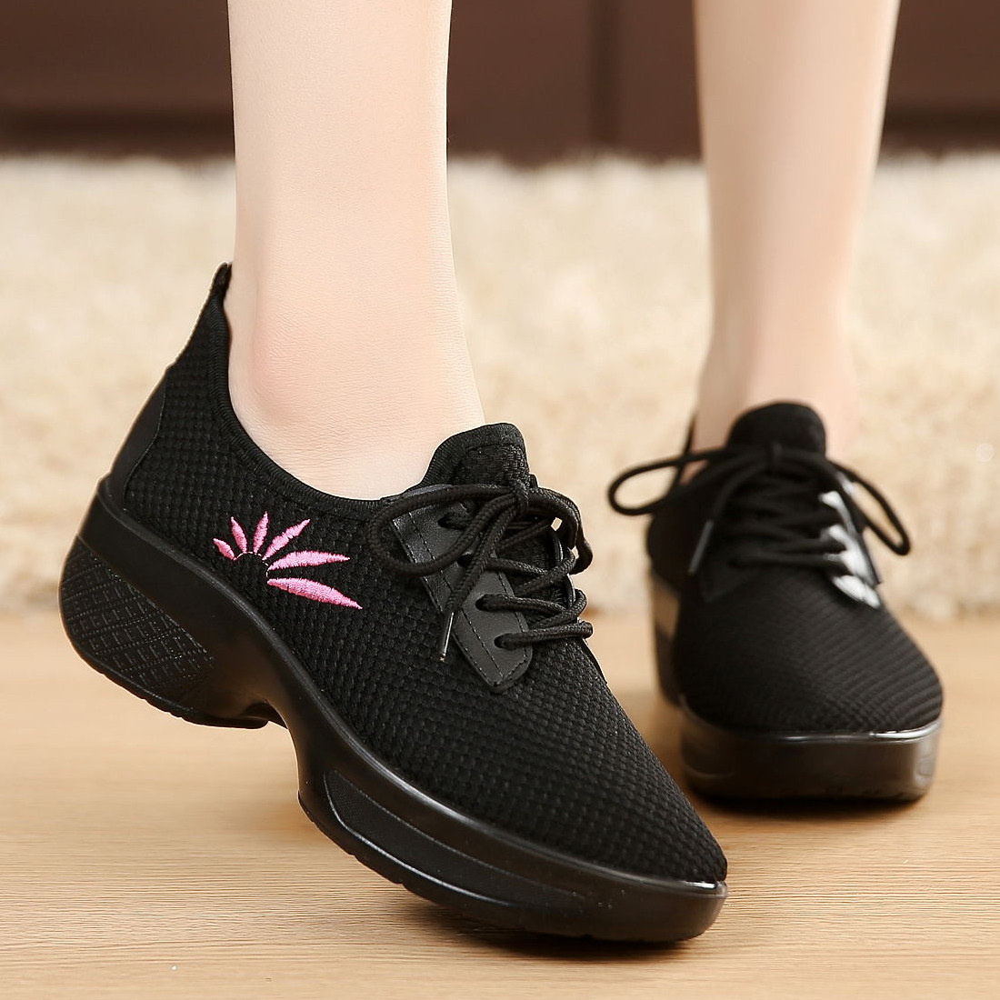 春秋老北京布鞋新款广场舞蹈鞋百搭女鞋大妈跳舞鞋休闲软底妈妈鞋