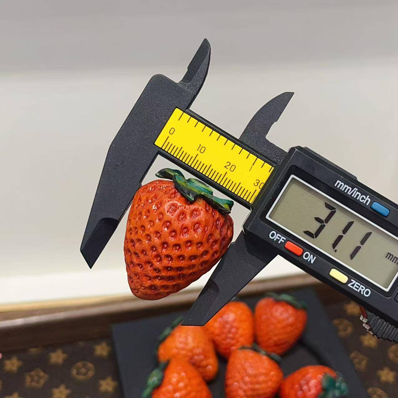 红檀木雕刻红草莓 diy材料编绳手串珠项链佛珠挂件手链文玩配饰品