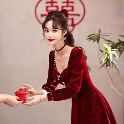 红色丝绒敬酒服新娘礼服