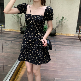 赫本风优雅法式黑色碎花连衣裙女夏收腰方领短袖开叉泡泡袖茶歇裙