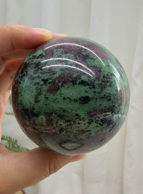 天然红绿宝球摆件直径：7.13cm，重:570g，1号