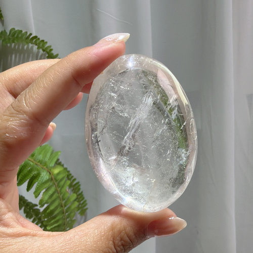 天然透体带彩白水晶能量手握石：63*44*27mm，重：104g，234号