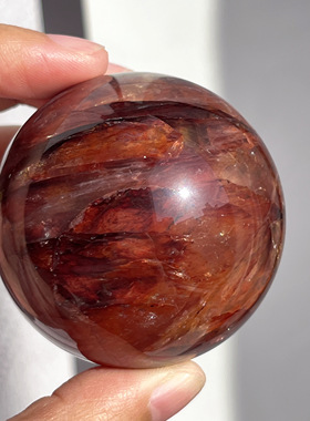 牛血红色天然红胶花带彩水晶球摆件直径：5.38cm,重215.7g,34号