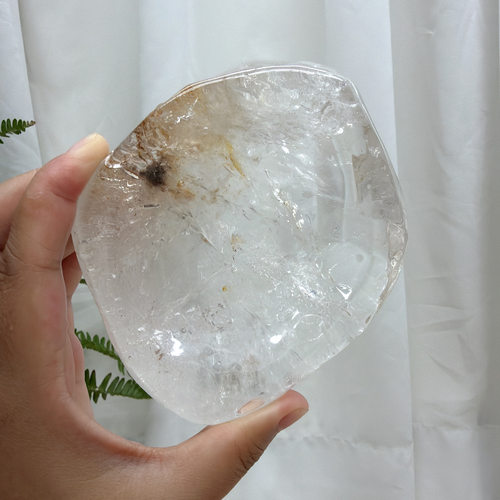 天然透体白水晶盘子摆件尺寸：106*32mm,重：462g，39号