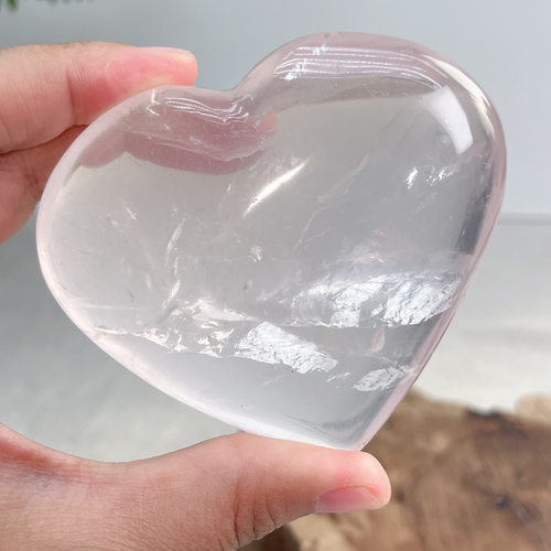 带六芒星粉水晶爱心手握石尺寸：80*72*30mm,重：222.7g，97号