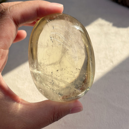 （很透）手工打磨天然黄水晶手握石：72*53*38mm，重196.4g，48号