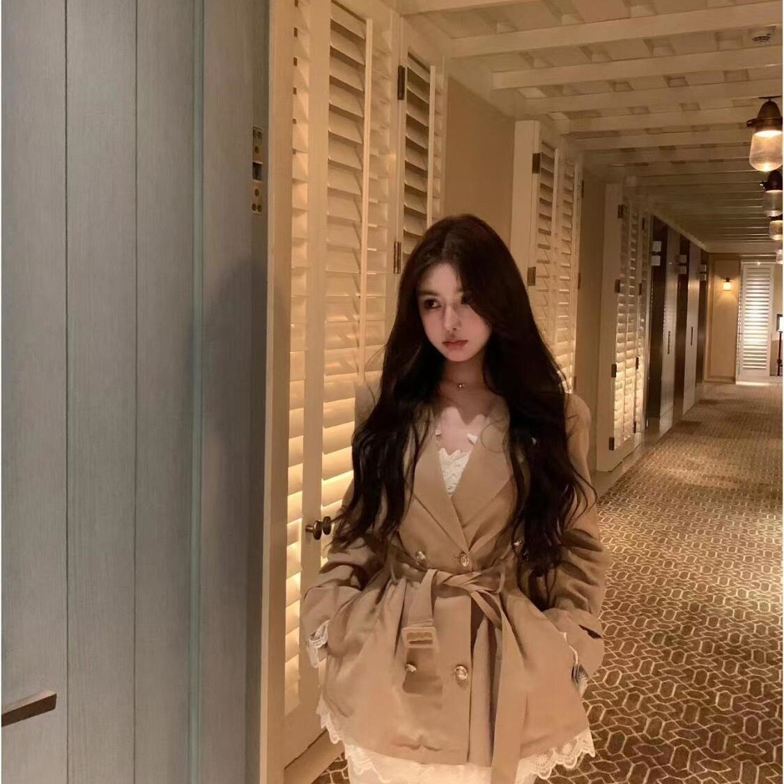 卡其色蕾丝拼接风衣女2025秋季气质韩系休闲西装领中长款大衣