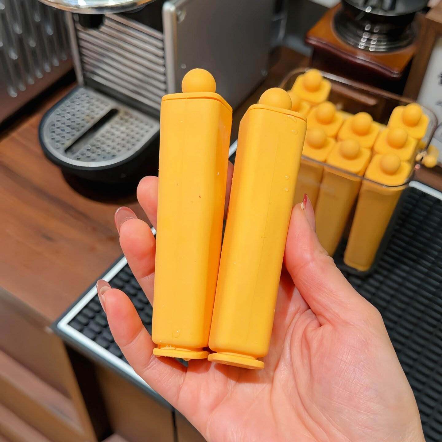 长条冰格家用便携冷冻大容量制冰盒食品级软硅胶密封带盖冰块模具