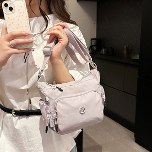 日系运动风多口袋斜挎包女轻便百搭通勤小挎包新款尼龙饺子包布包