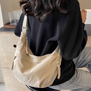 包包女2026新款潮流斜挎包女大容量帆布通勤单肩包运动百搭饺子包