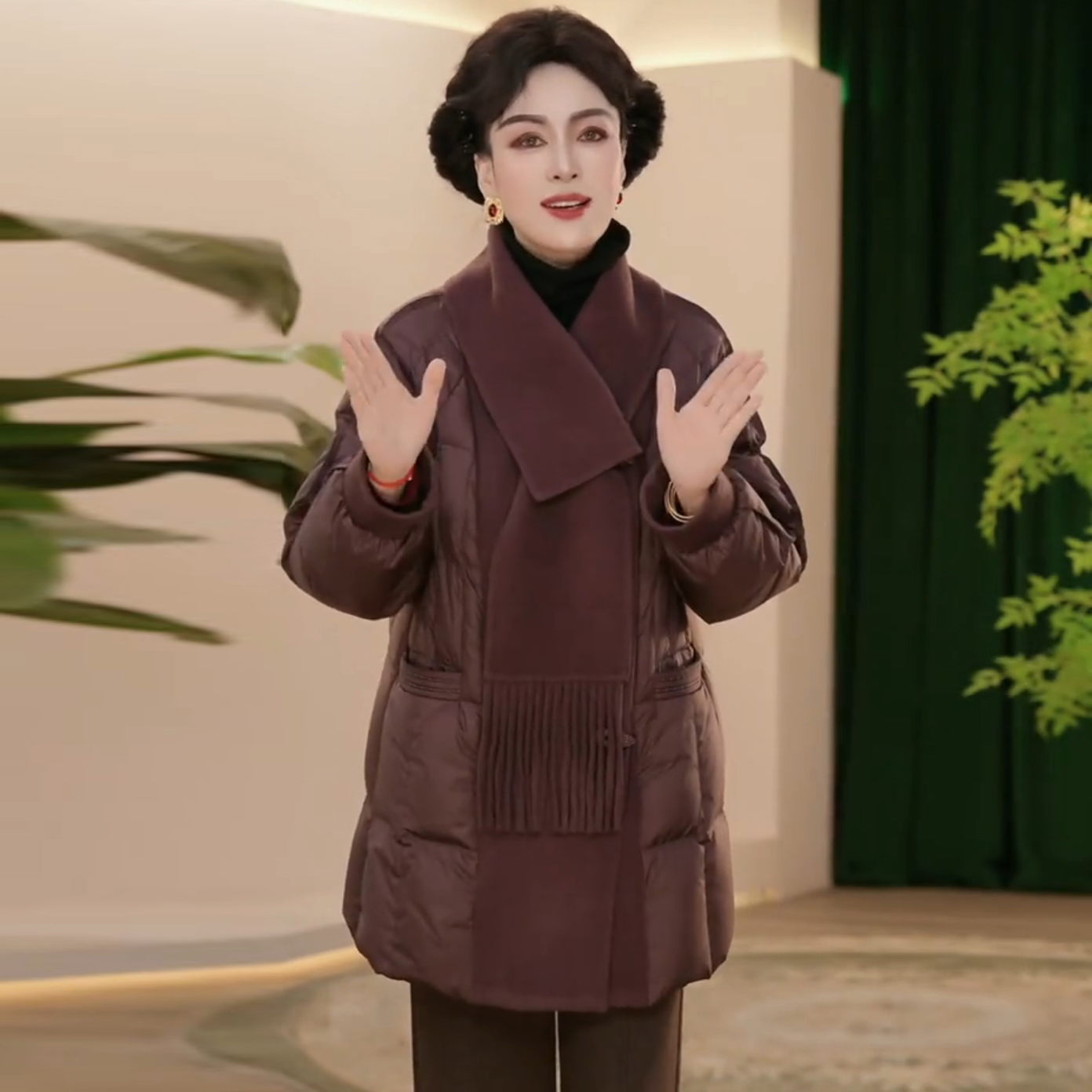 时尚中长款冬季妈妈装外套2025新款围巾领气质90白鸭绒保暖羽绒服