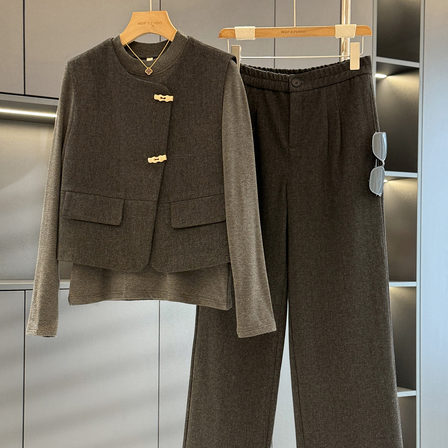 时尚气质妈妈装马甲三件套女2025秋装新款减龄洋气休闲中老年套装