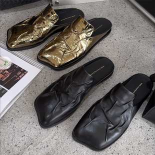 WM6女2026春夏新款真皮褶皱一脚蹬平底时尚懒人半拖外穿包头拖鞋