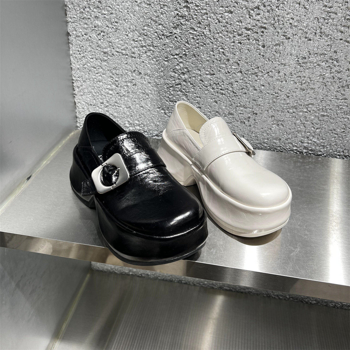 欧洲站女鞋2026春新款真皮漆皮英伦风松糕厚底皮单鞋搭扣乐福鞋潮