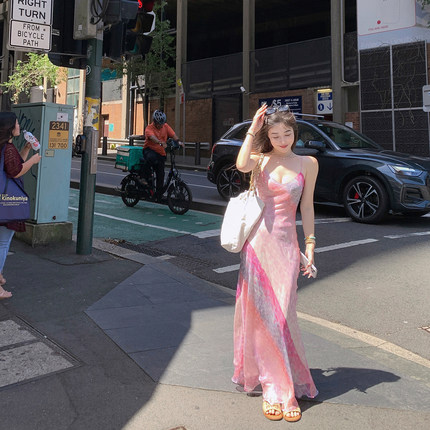 ByYou 夏季新款法式粉色印花吊带连衣裙长款收腰包臀裙油画碎花裙