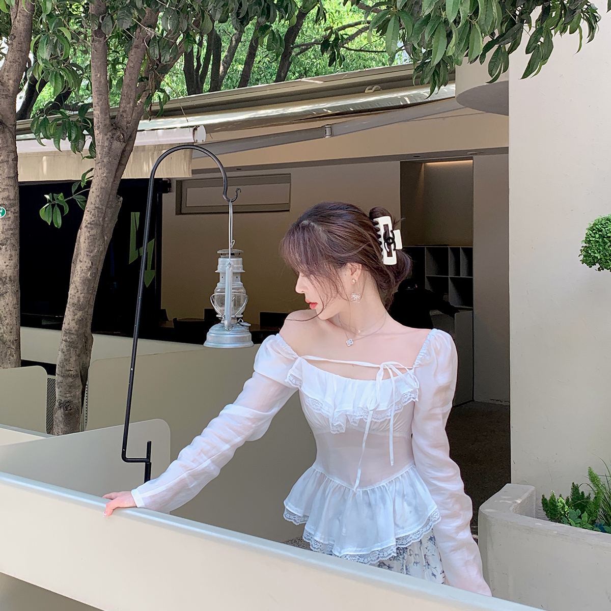 精致蕾丝边一字肩绑带上衣