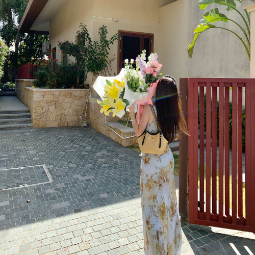 ByYou 夏季新款设计感木耳边无袖斜肩蓝色碎花连衣裙收腰包臀长裙