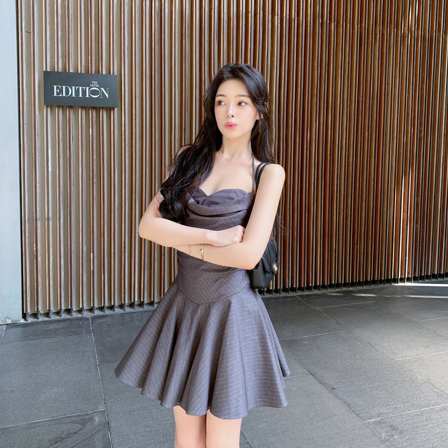 ByYou夏季新款灰色条纹露肩无袖挂脖连衣裙高级感收腰显瘦a字短裙