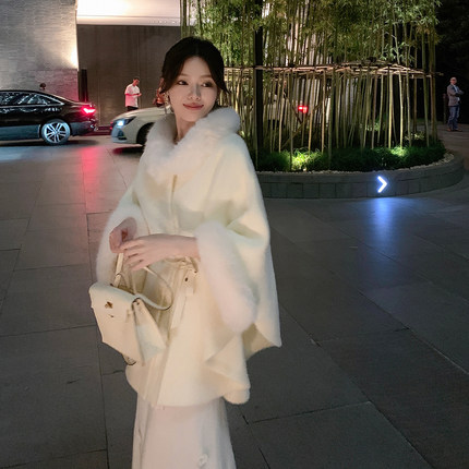 ByYou 冬季白色仿貂毛环保皮草厚外套女短款收腰狐狸毛领斗篷大衣