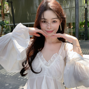 ByYou 夏季新款白色木耳边V领下摆荷叶边上衣喇叭袖短款法式小衫