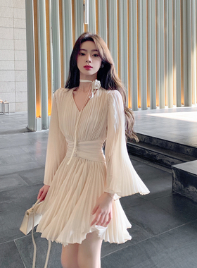 ByYou 夏季新款杏白色v领喇叭袖百褶雪纺连衣裙气质收腰短裙a字裙