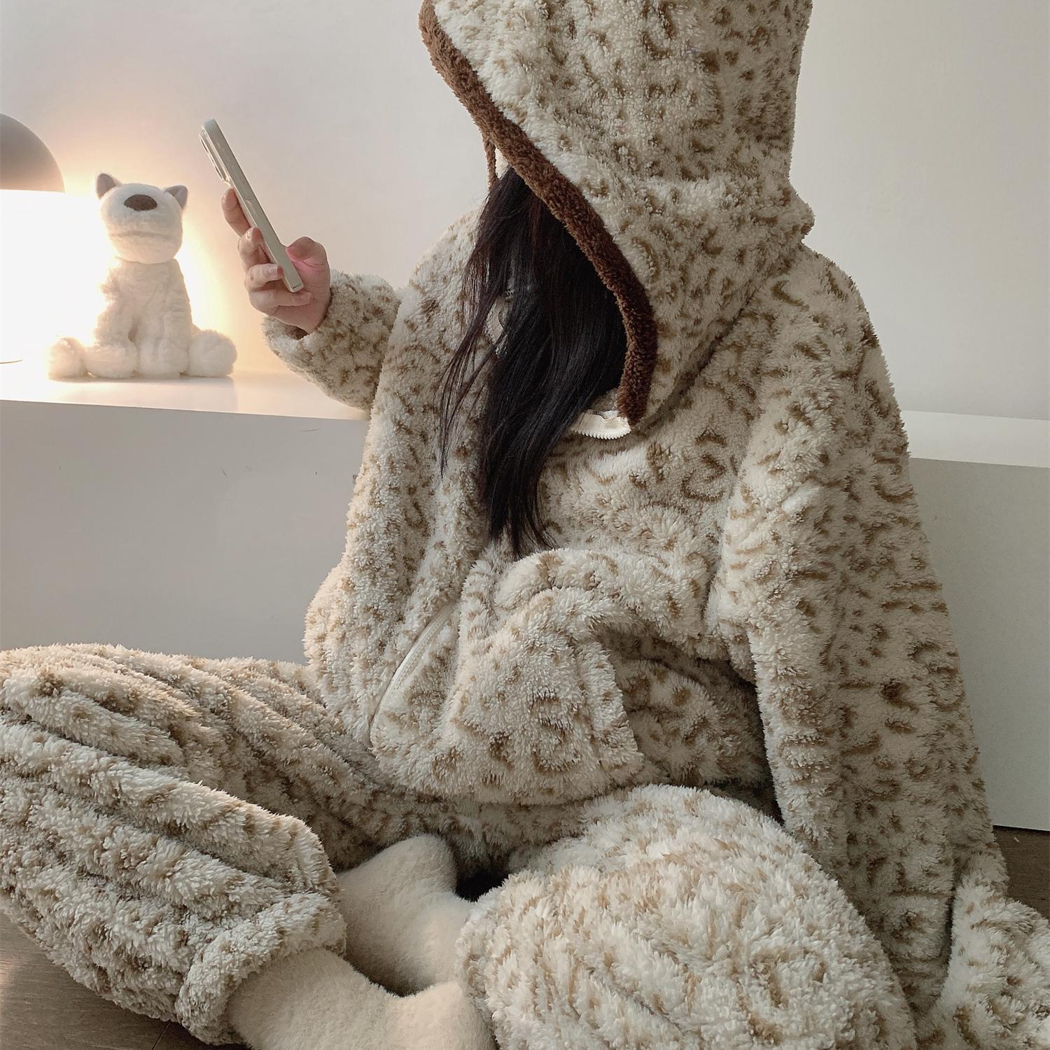 可爱少女豹纹珊瑚绒连帽睡衣女秋冬季大码加绒加厚保暖家居服套装