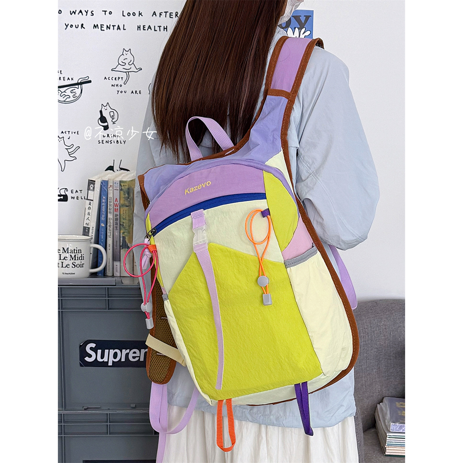 多巴胺撞色小众运动轻便书包学生防水双肩包户外徒步登山旅行背包