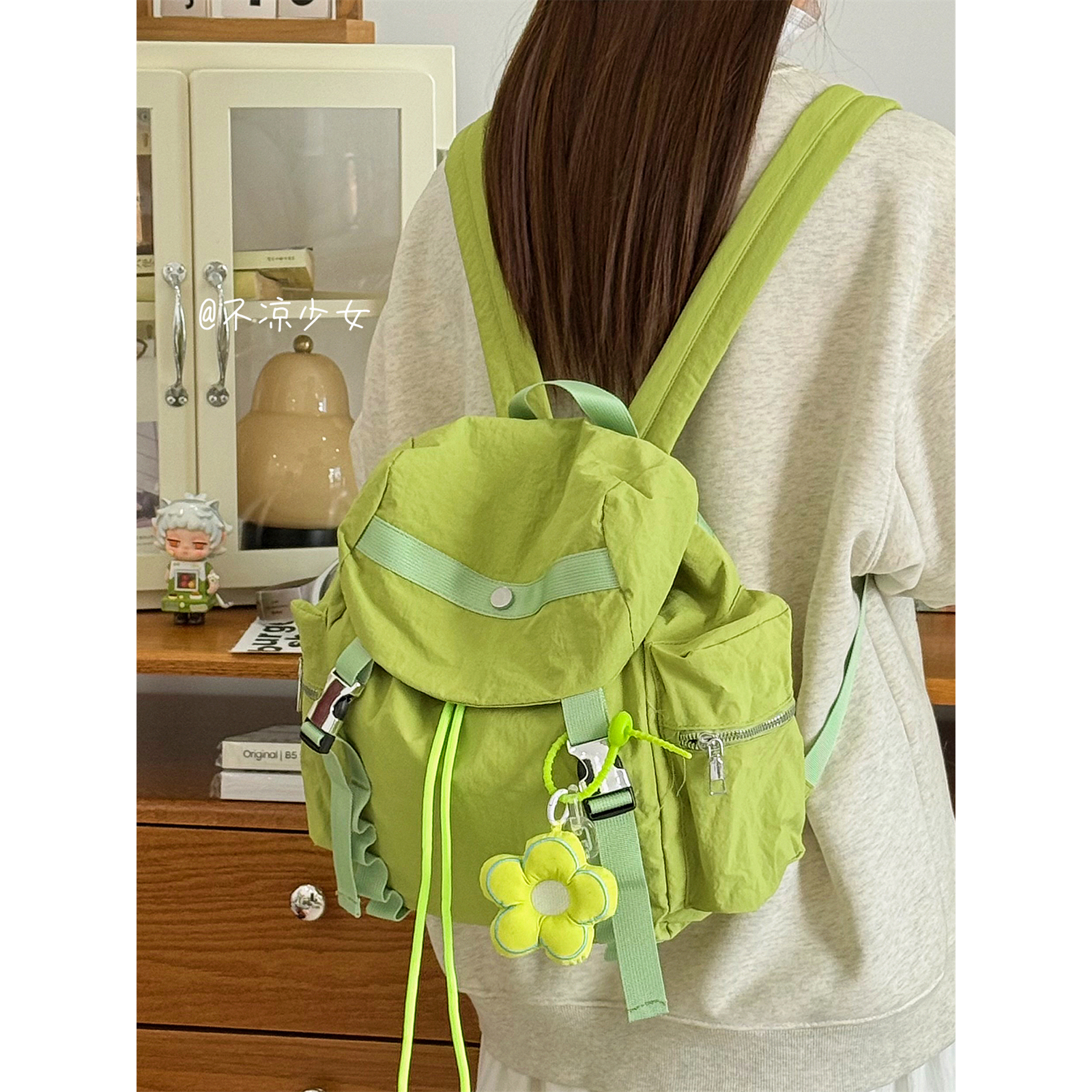 绿色轻便防水小书包学生小众设计迷你双肩包徒步登山户外旅行背包