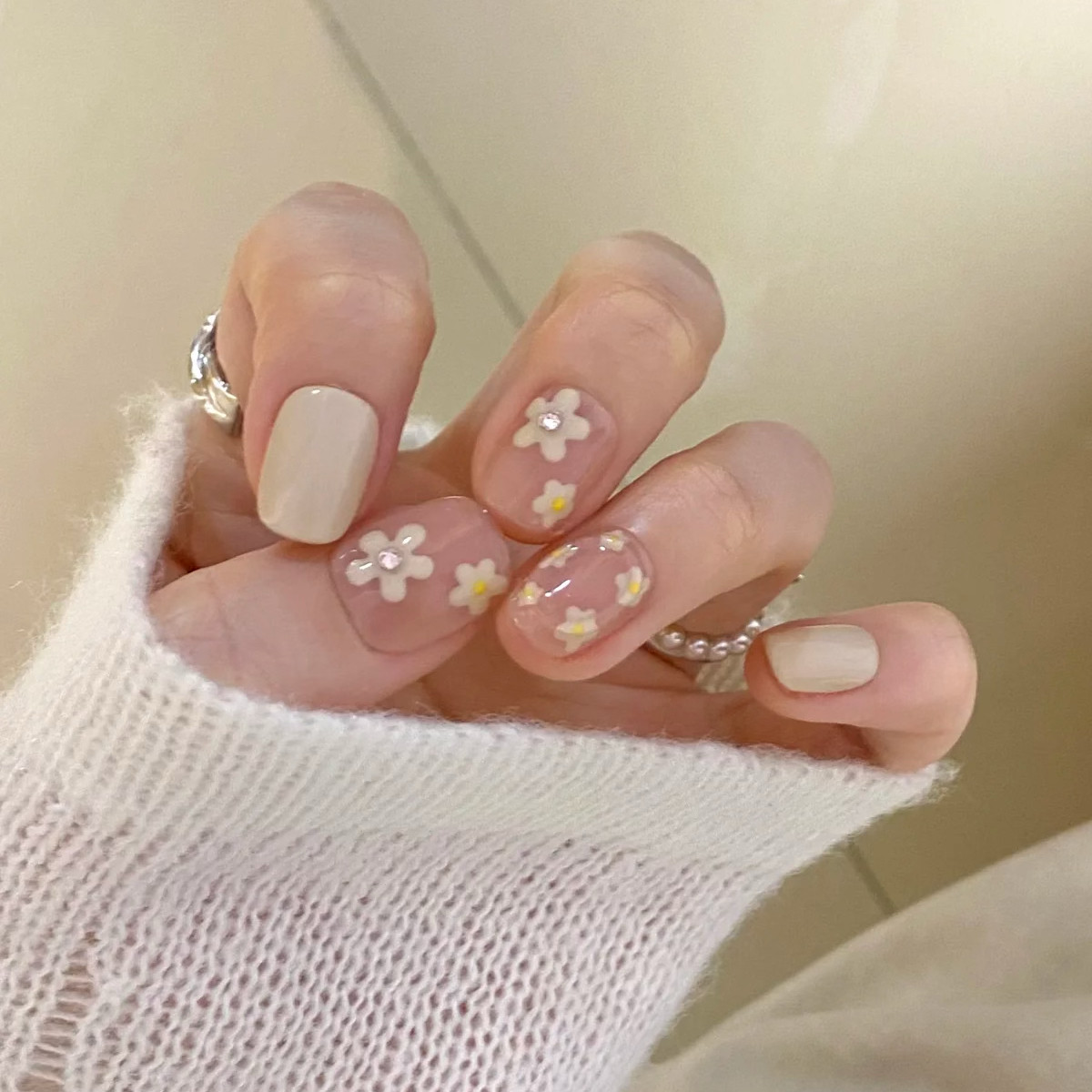 纯手工穿戴甲手绘小花朵短款夏日简约显白可拆卸美甲贴片成品
