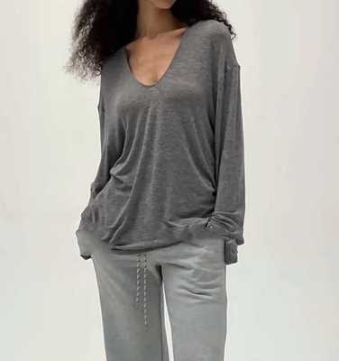 长袖落肩廓形深V领细腻亲肤羊毛